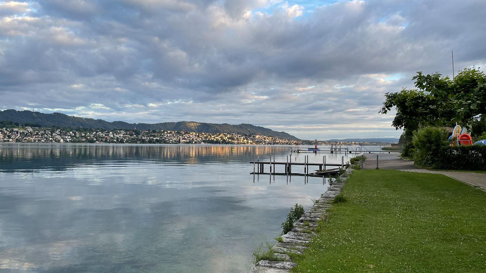 Erste Sonnenstrahlen wärmen die andere Seeseite.