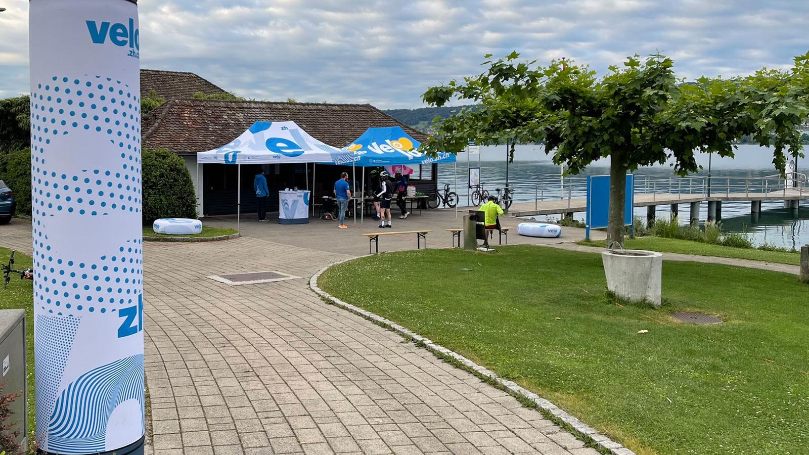 Kaum steht der Stand, kommen auch schon die ersten Velofahrenden vorbei.