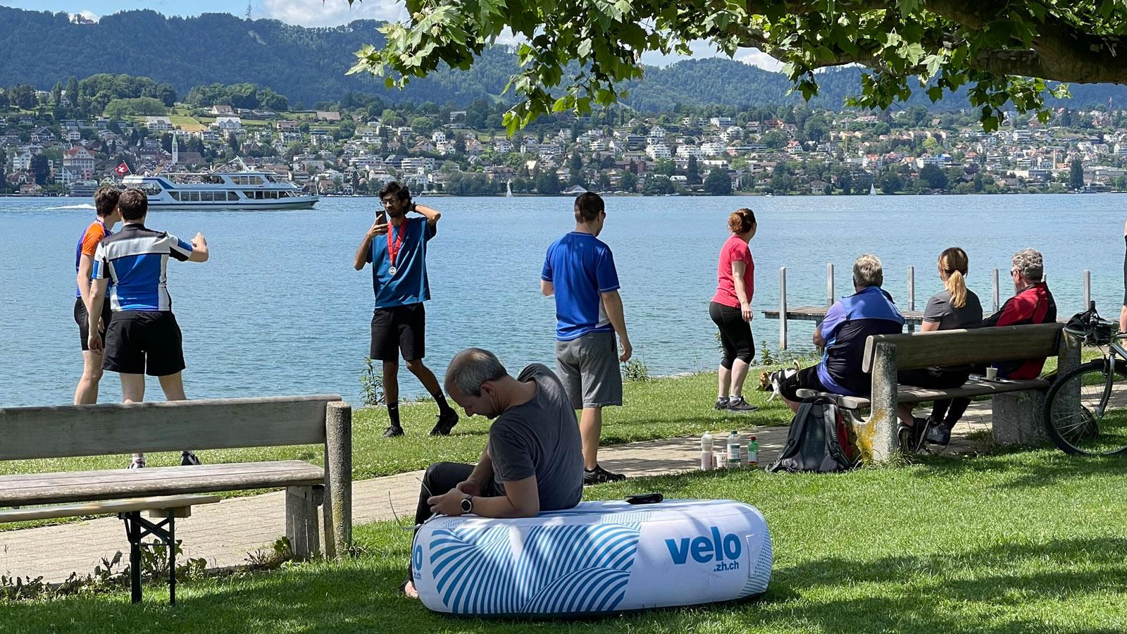 Nach der Fahrt um das Seebecken lässt man es sich gut gehen.