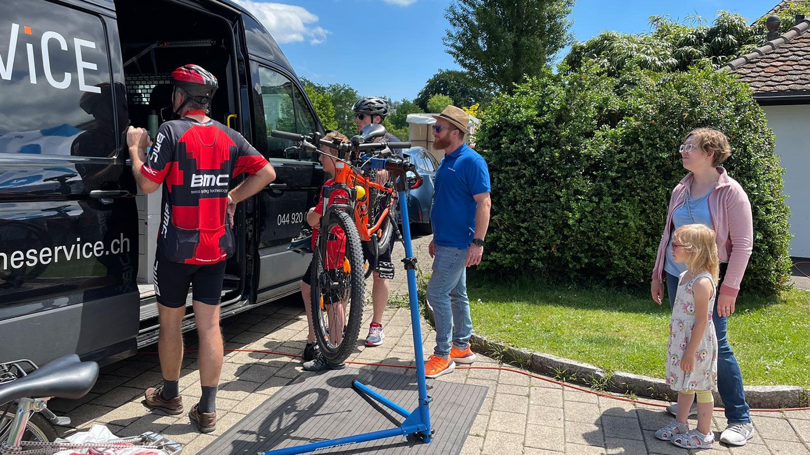 Auch ein Velocheck mit Velomechaniker ist an der Rundfahrt möglich.