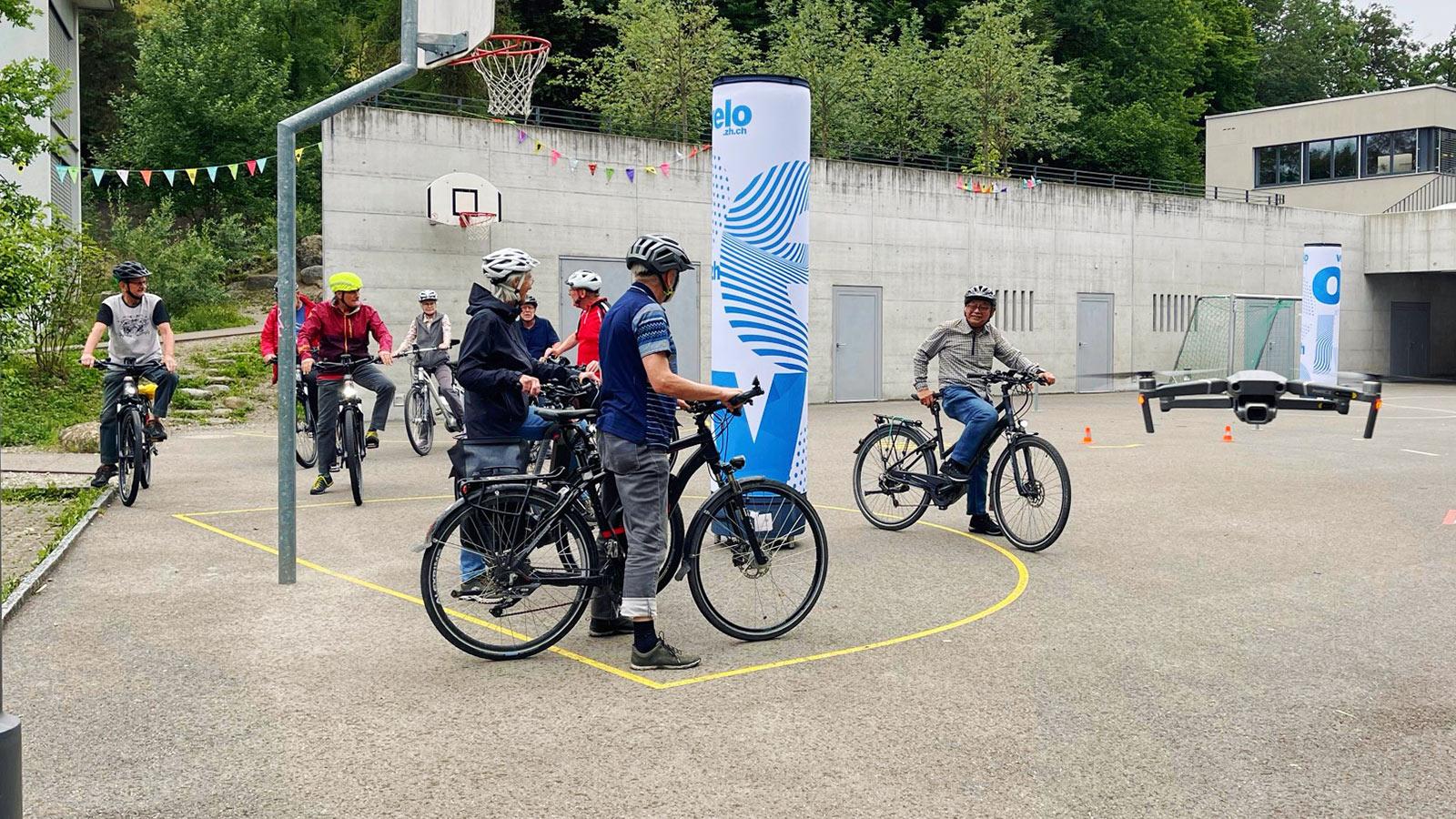 Im Vordergrund steigt eine Drohne in die Luft, um den Kurstag mit Videoaufnahmen zu dokumentieren.