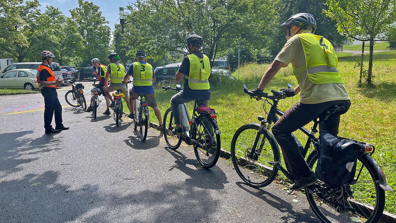 Bevor es in den Verkehr auf die Strasse geht, werden die Teilnehmenden nochmals instruiert.