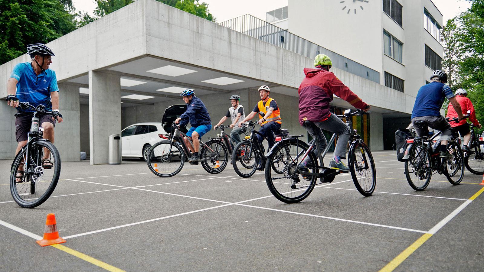 Spielerisch lernen die Teilnehmenden Koordination auf engem Raum.