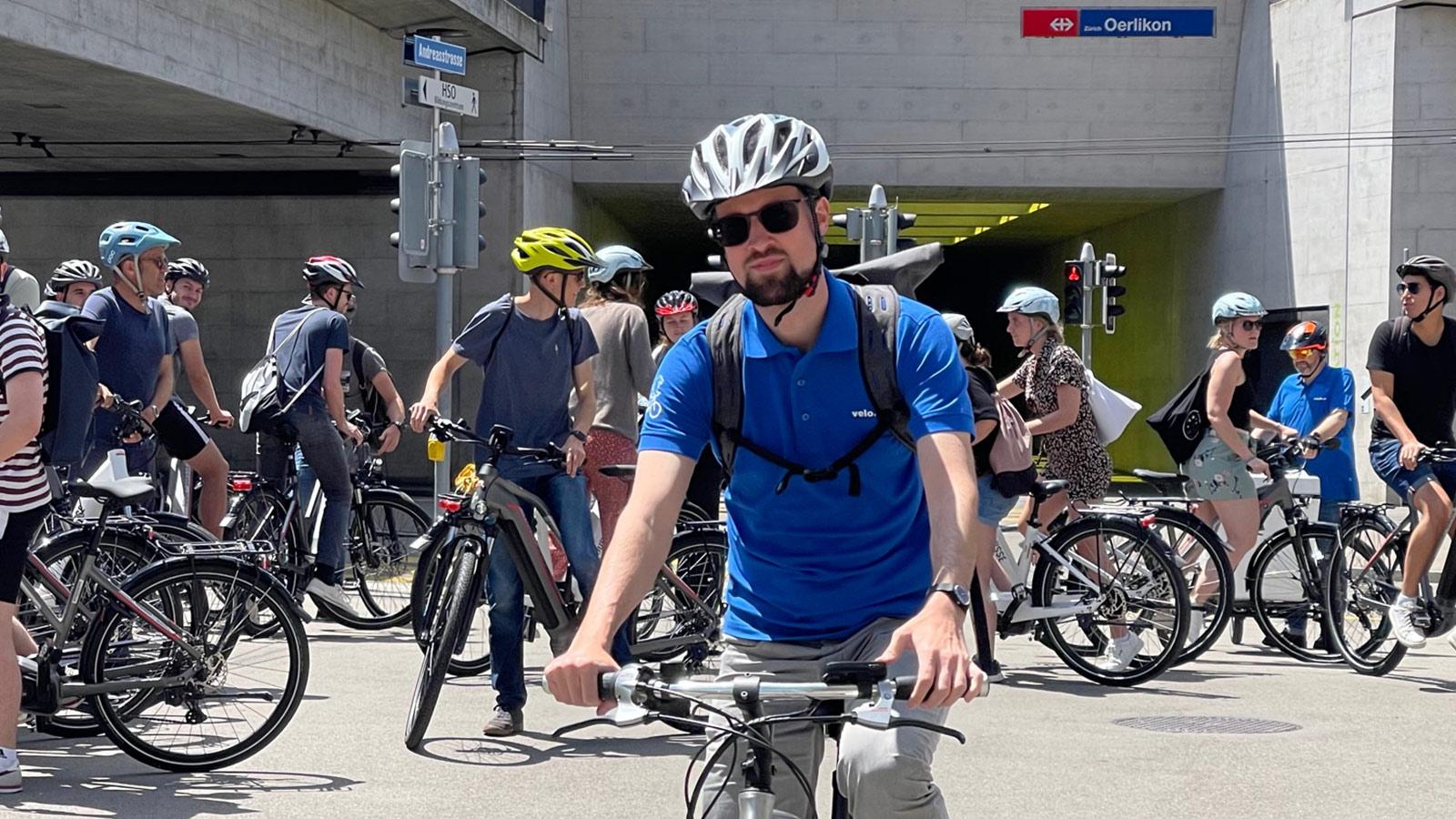 Raphael Knuser startet mit einer von zwei Velo-Gruppen beim Andreasturm in Oerlikon