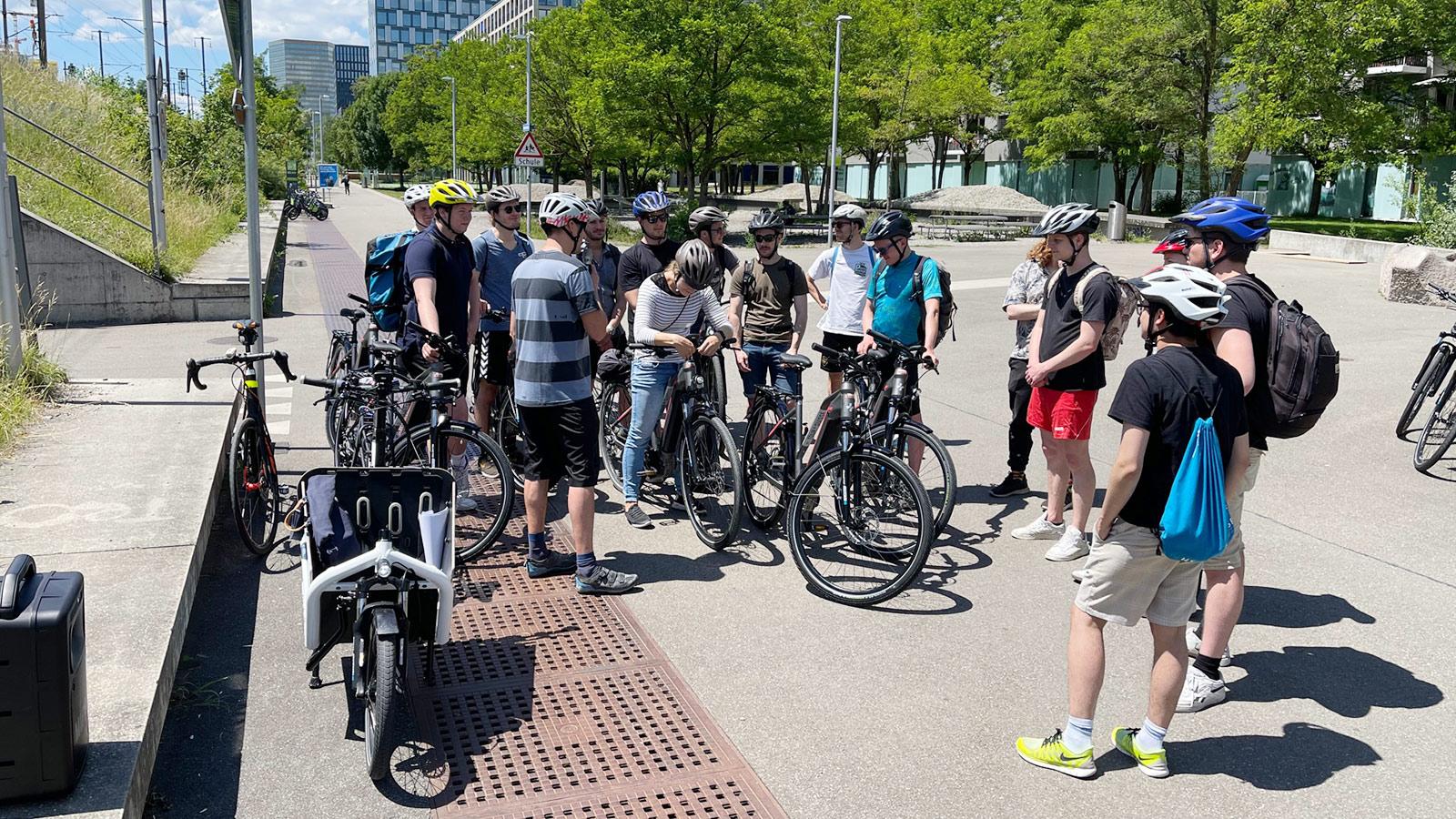 Eine zweite Gruppe von Studierenden ist mit Livio Peterer unterwegs.