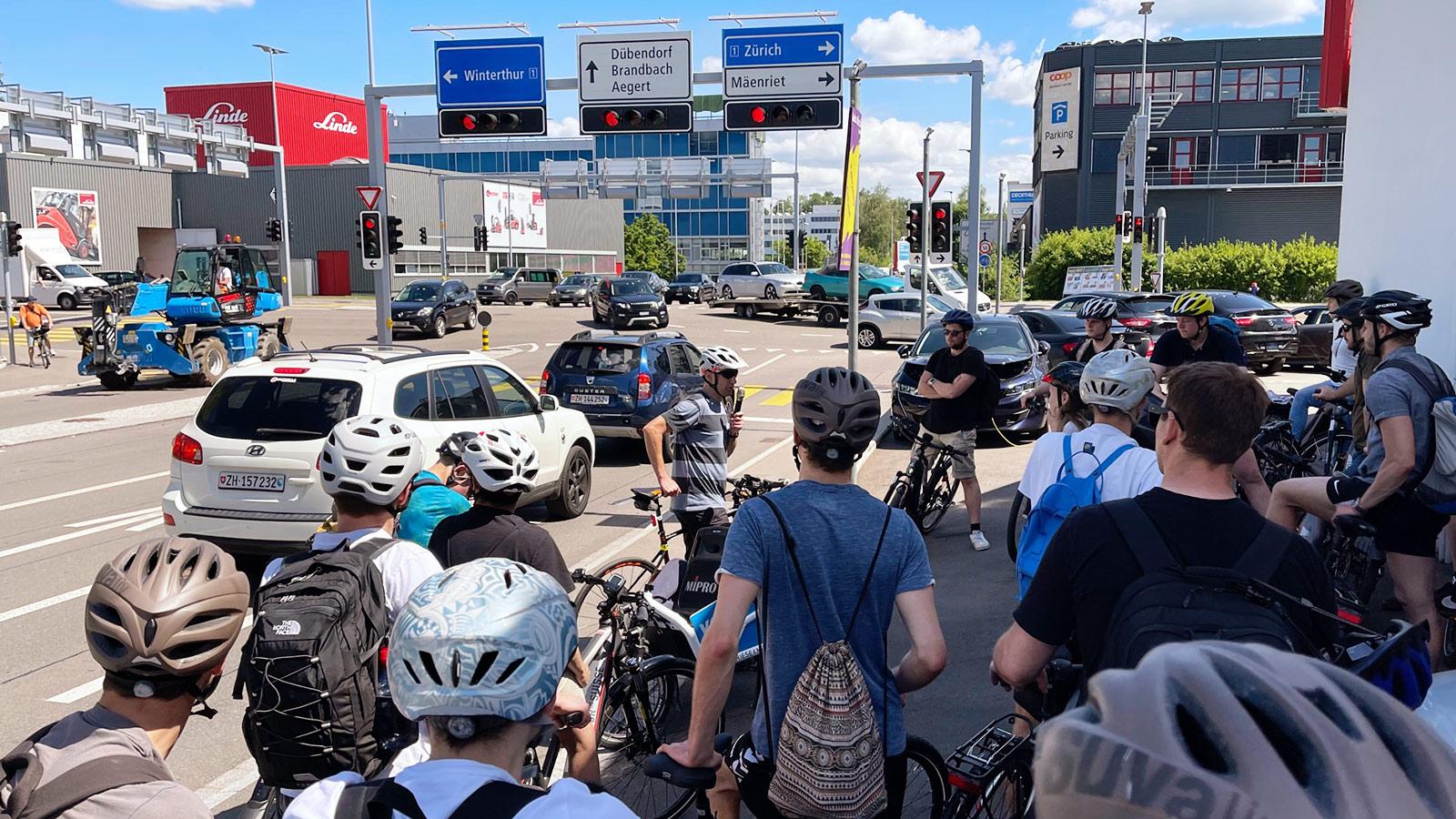 Livio Peterer erklärt ein konfliktbehaftetes Beispiel einer kantonalen Velo-Hauptroutenführung.