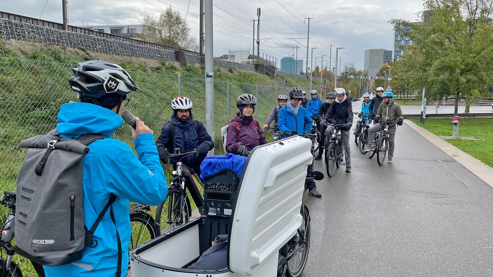 Auch Studierende der Zürcher Hochschule für Angewandte Wissenschaften ZHAW kommen trotz Regen und Kälte im November mit auf Veloexkursion.