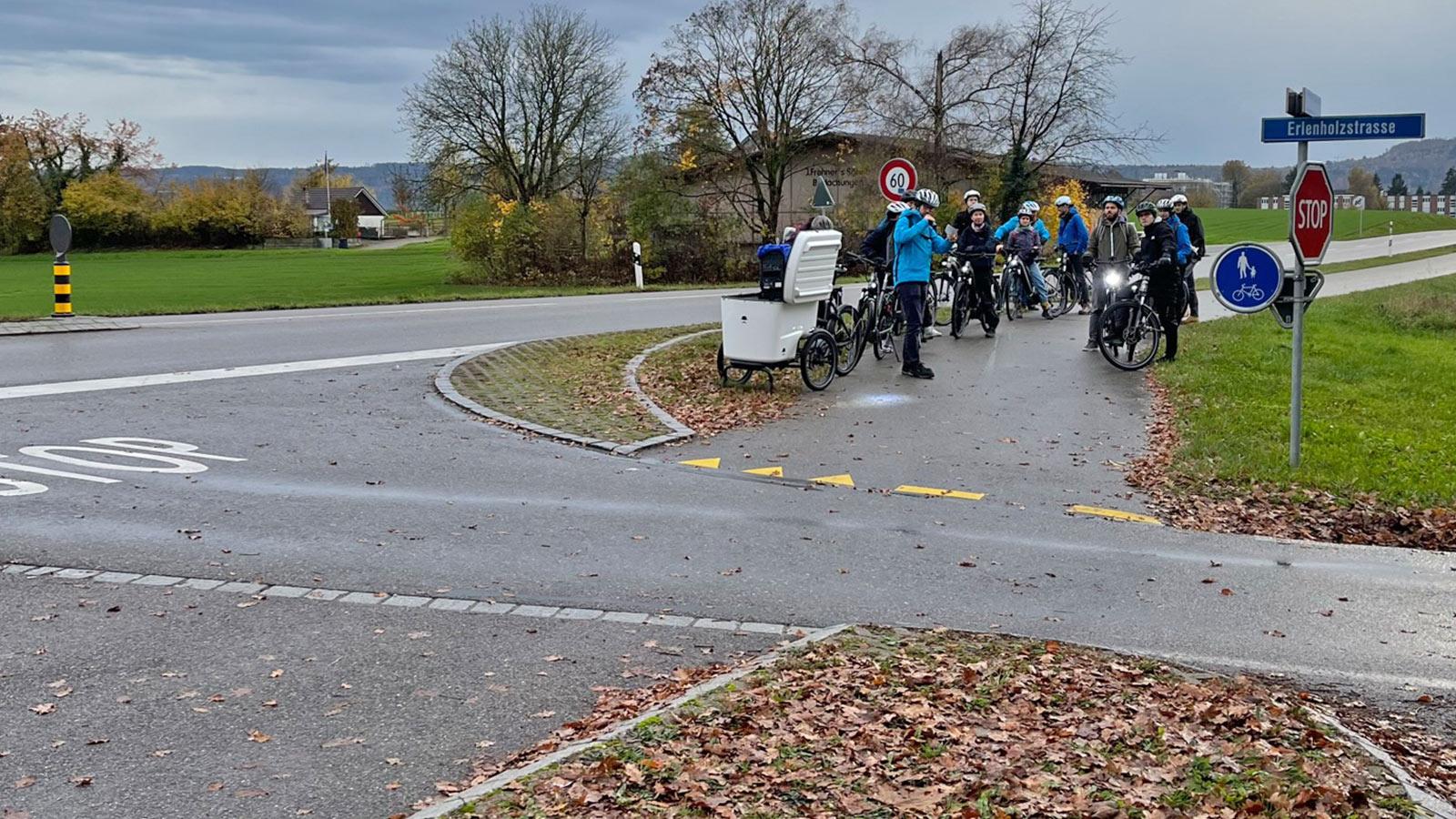 Auf dem Veloweg wird gemeinsam ein Knoten mit vortrittsbelasteter Veloführung analysiert.
