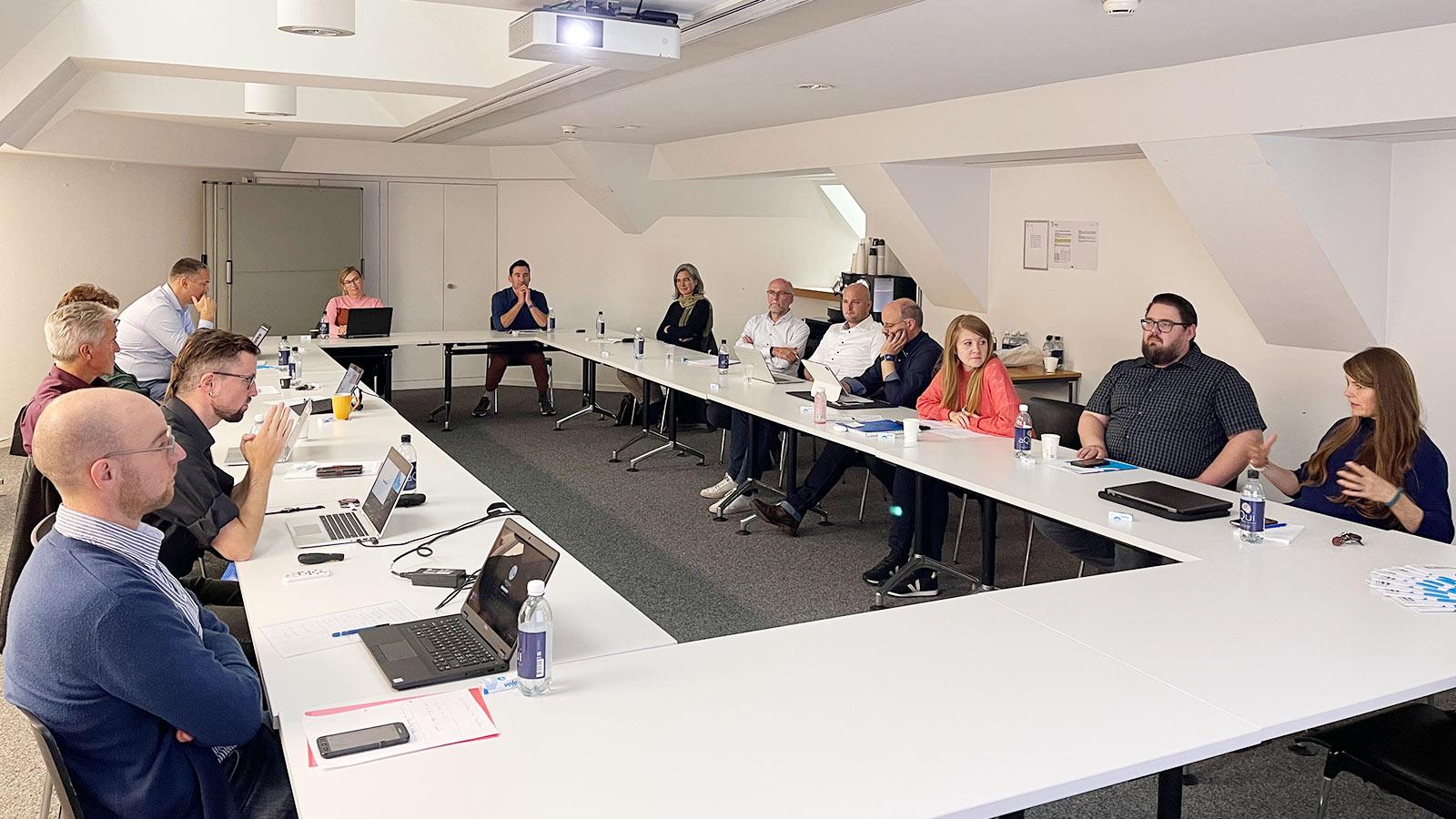 In einem Sitzungsraum unter dem Dach des Kaspar Escher Hauses finden sich Velo Experten in einer interdisziplinären Runde der kantonalen Verwaltung.