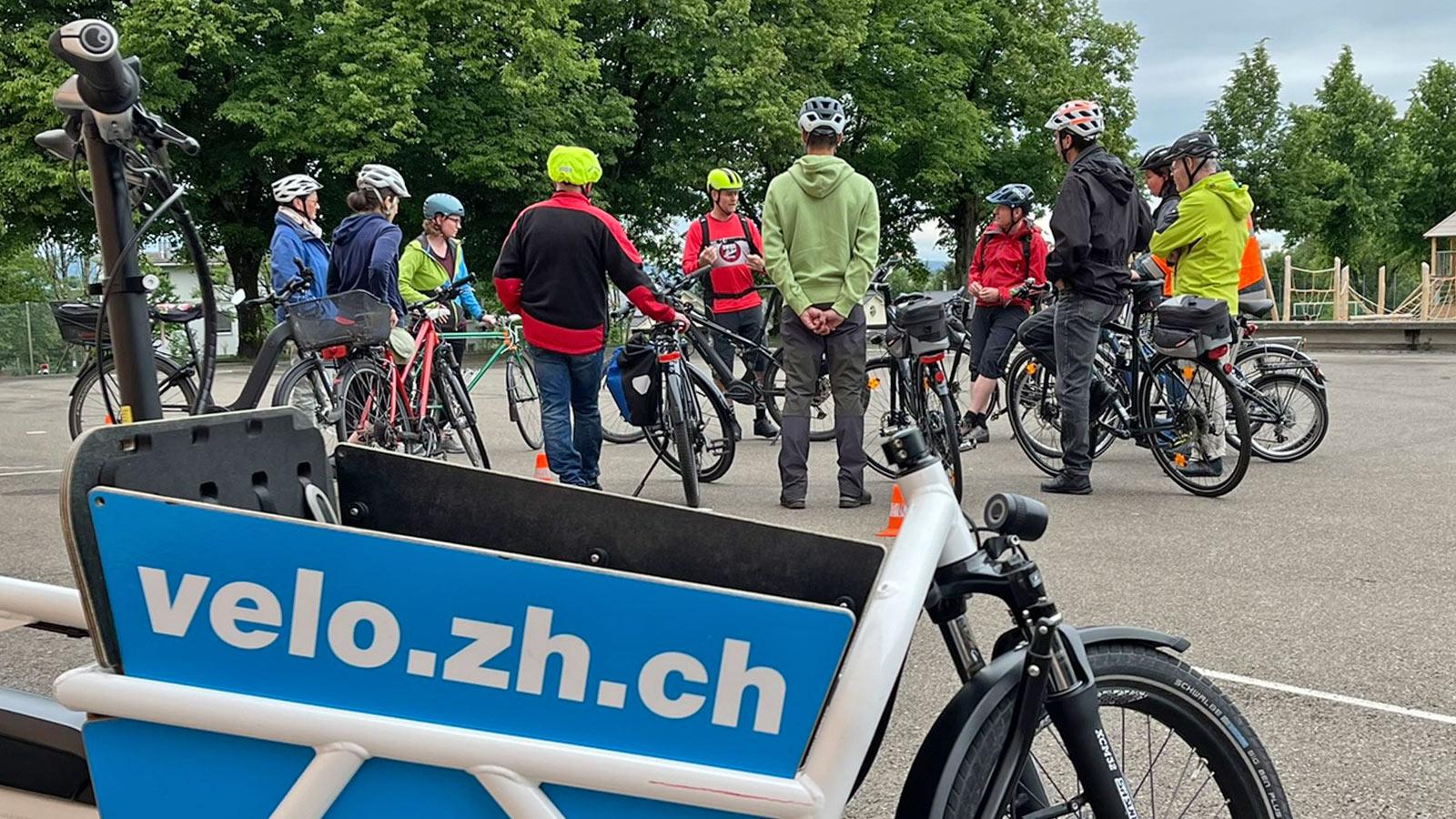Eine Gruppe bespricht das Fahrtraining mit einem Bike Teacher.
