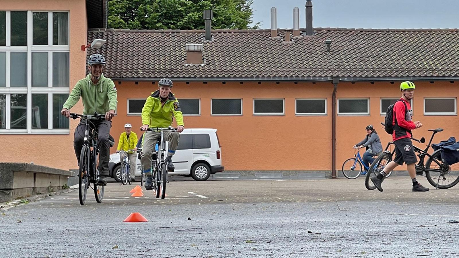 Der Bike Teacher gibt Tipps, womit sich der Veloparcours einfacher bewältigen lässt.
