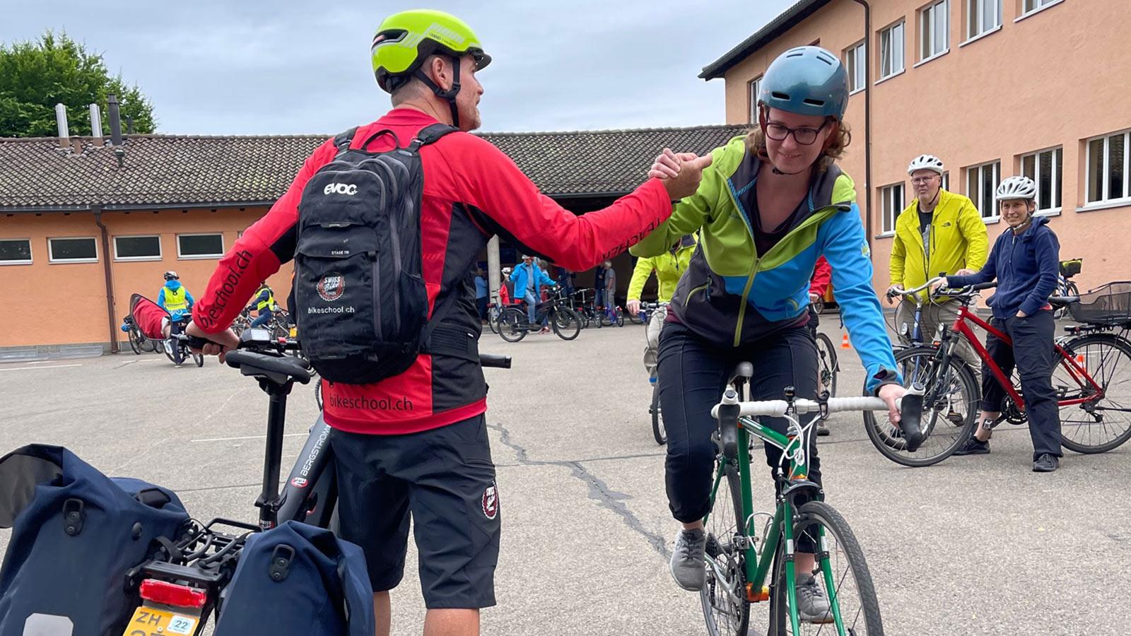 Konzentriertes Arbeiten am Fahrtraining. Das Gleichgewicht halten bei Ablenkung ist schwierig.