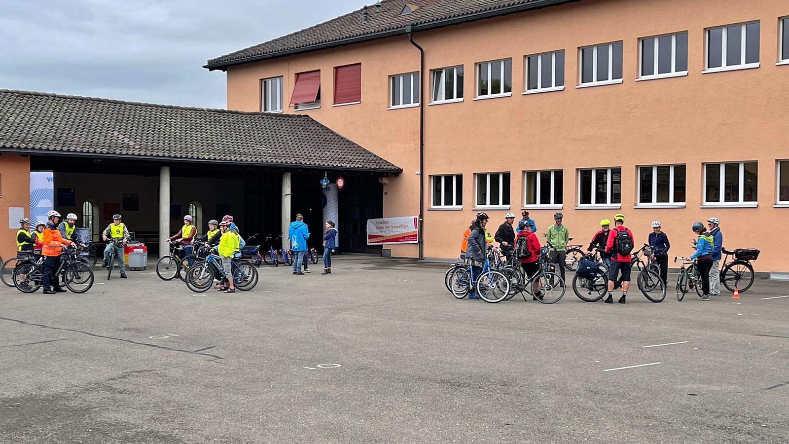 Beteiligte am Vernetzungstreffen in Wetzikon teilen sich in Gruppen auf.