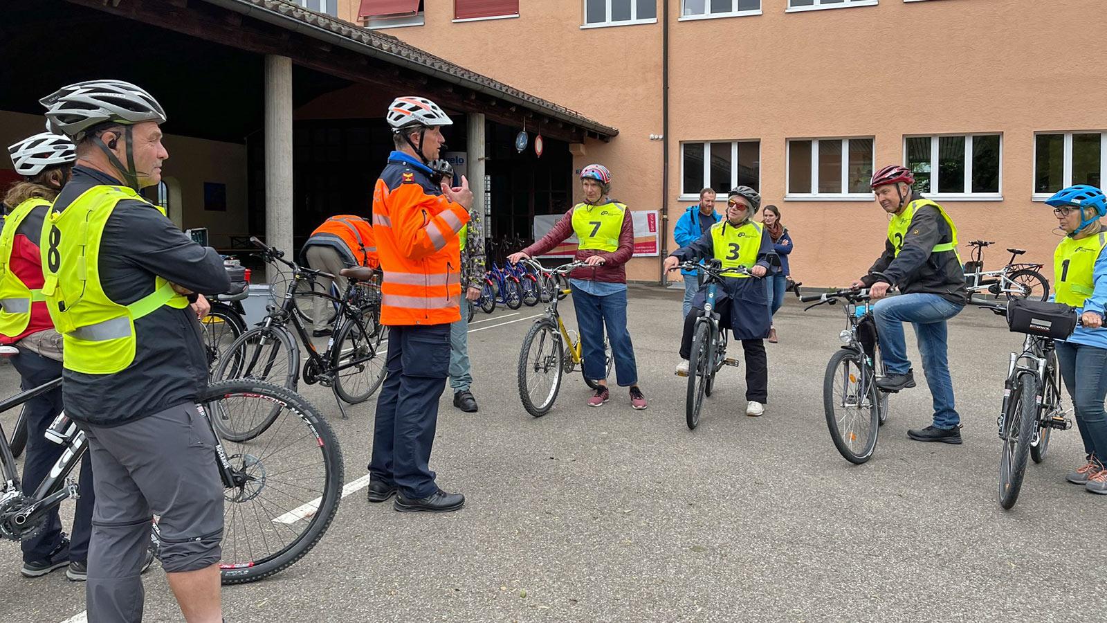 Der Instruktor der Kantonspolizei Zürich ist mit den Teilnehmenden über Funk verbunden und unterrichtet direkt im Strassenverkehr.