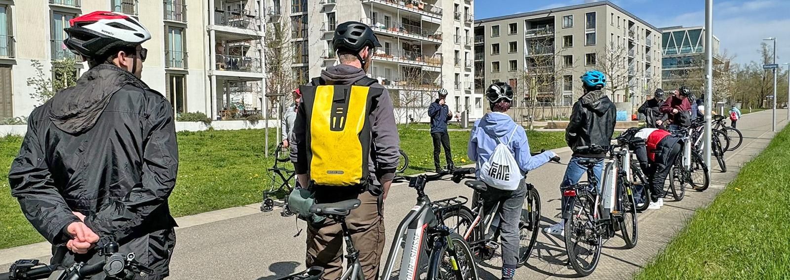 Studierende der ZHAW lauschen den Ausführungen von Raphael Knuser, der die Velobahn Richtung Wallisellen erklärt
