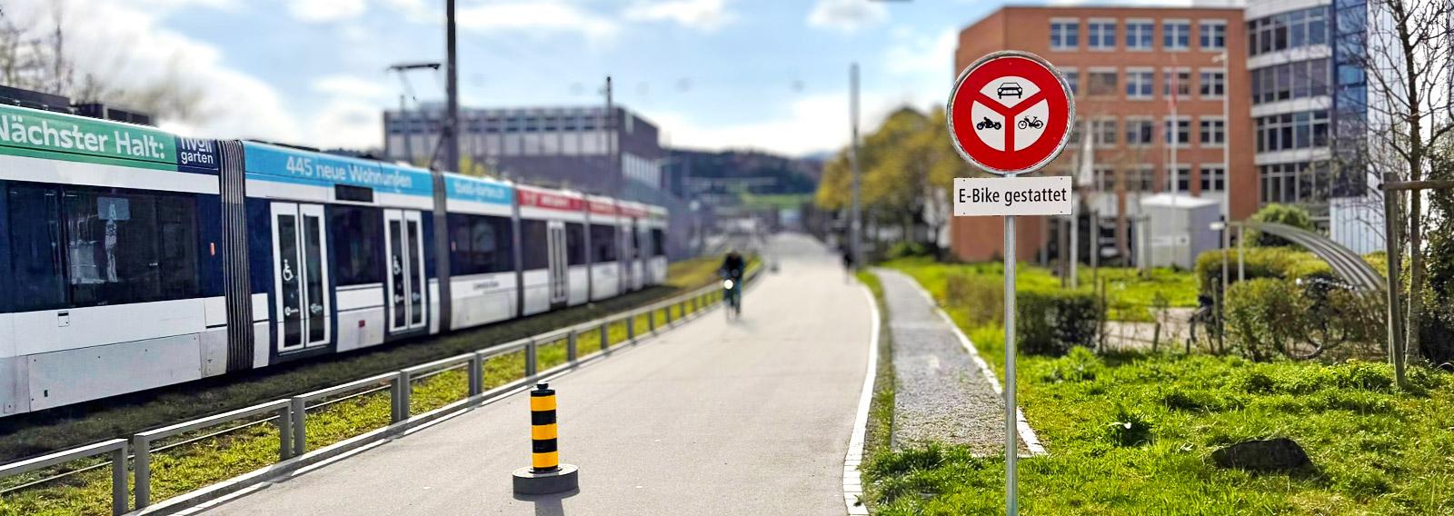 Ein dreiteiliges Fahrverbot markiert eine Strasse entlang der Limmattalbahn. 