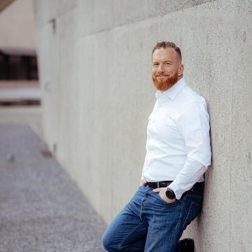 Foto von Steve Coucheman, Leiter der Fachstelle Veloverkehr draussen vor der zentralen Verwaltung an der Walchestrasse.