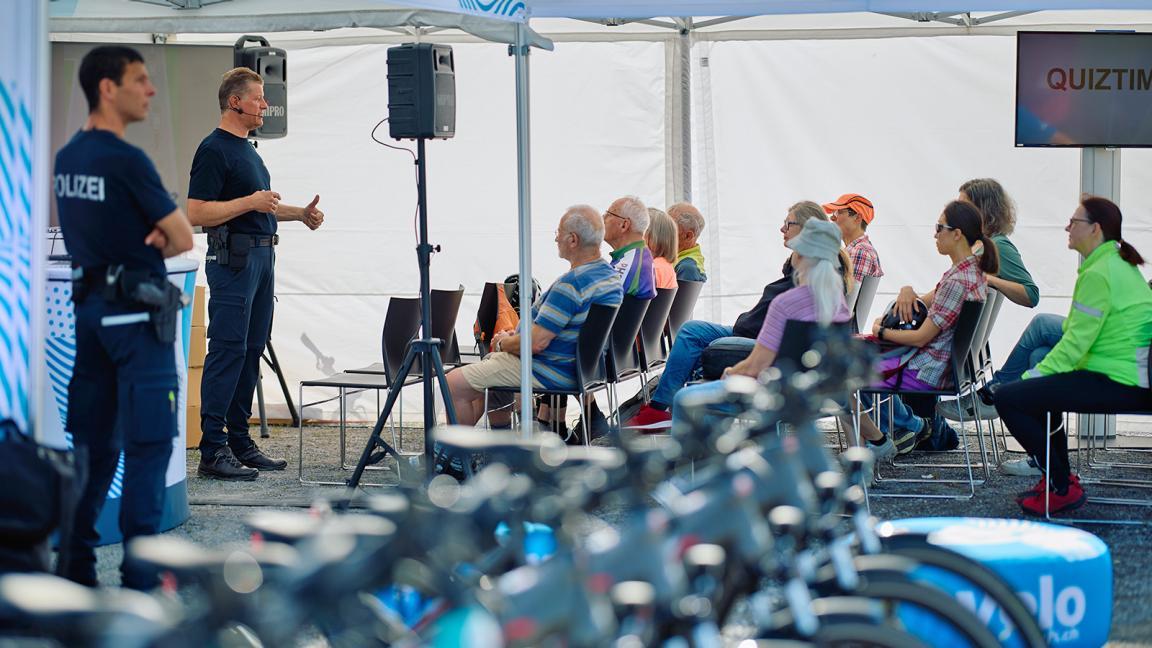Kanstonspolizisten teilen ihr Wissen mit dem Publikum an «Zäme ufs Velo» in Uster