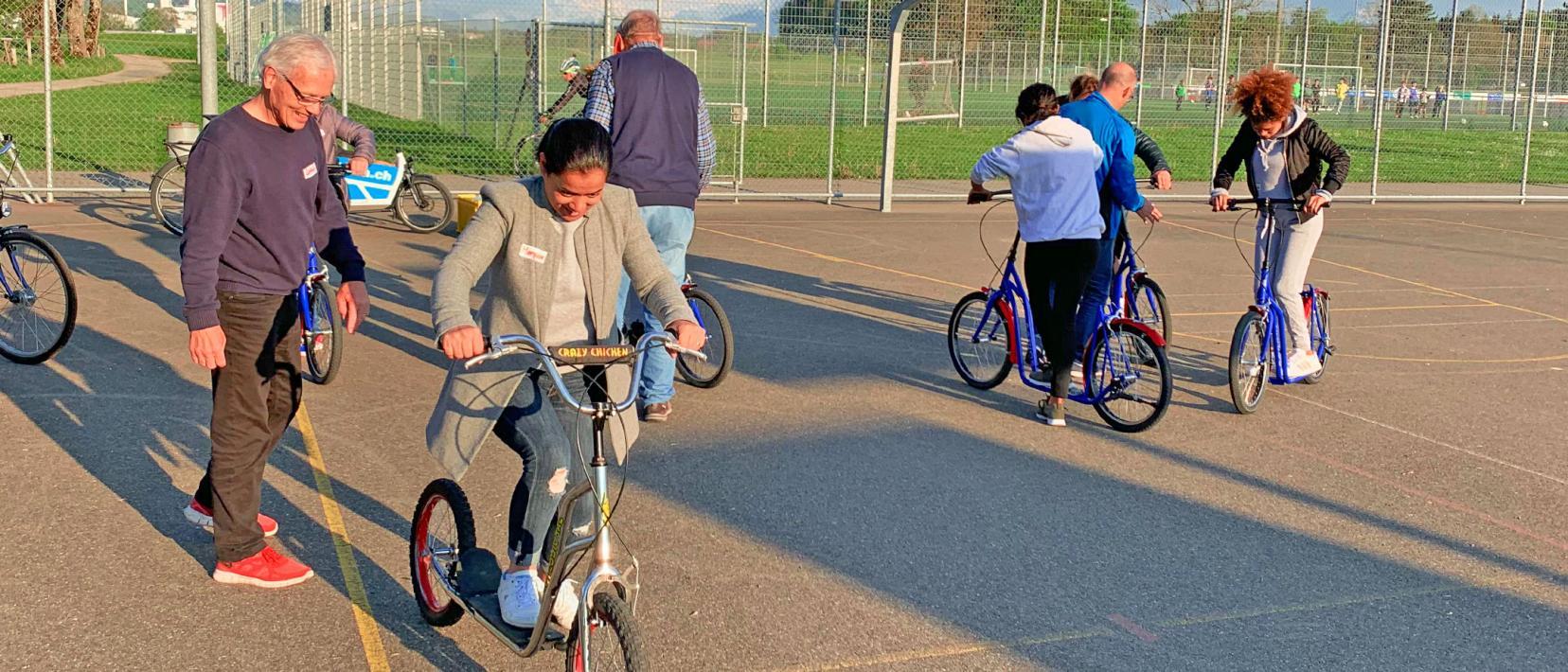 Geflüchtete Menschen lernen das erste Mal in ihrem Leben auf Rädern zu fahren
