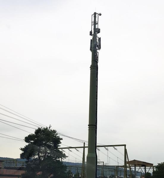 Mobilfunkanlage neben Stromleitungen