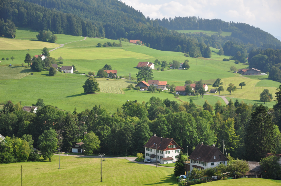 Foto von verschiedenen Gebäuden in der Landschaft