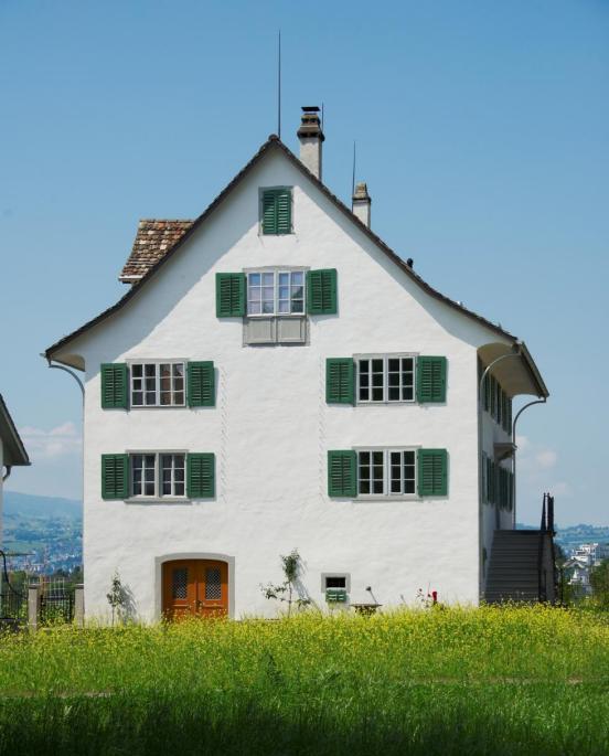 Wohngebäude auf grüner Wiese