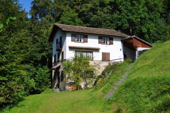 Untergeordnete Umgebungsgestaltung bei einem Wohnhaus