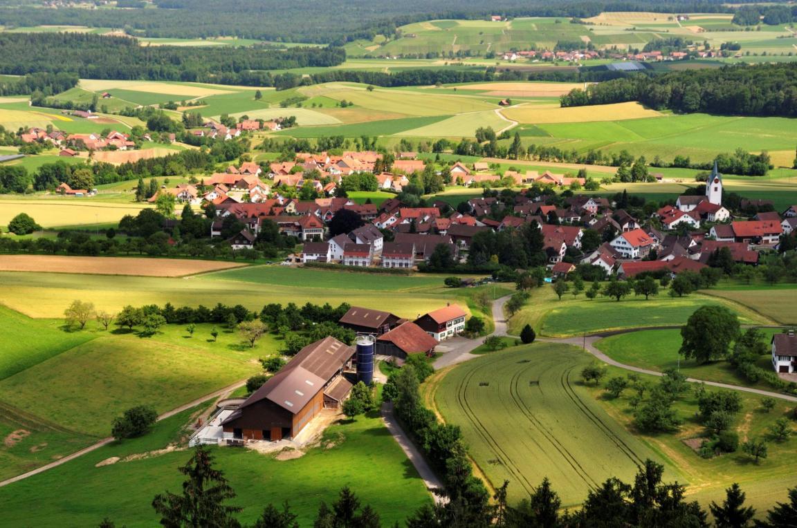 Landwirtschaftsbetrieb aus der Vogelperspektive