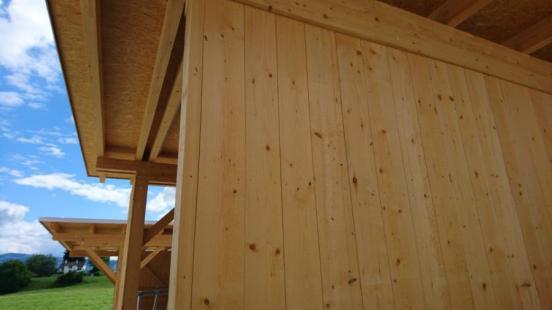 Holzfassade eines Freilaufstalls