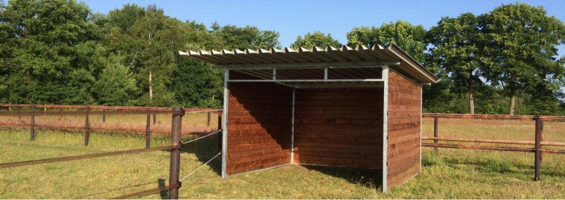 Weideunterstand aus Holz auf Wiese