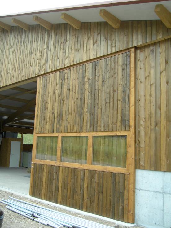 Schiebetor aus Holz an einer Remise