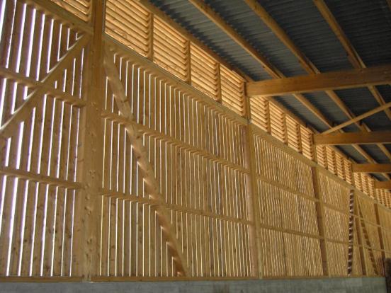 Innenaufnahme eines Laufstalls mit Spaceboard