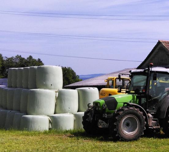 Siloballenlager und Traktor