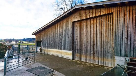 Schiebetor aus Holz an Remise