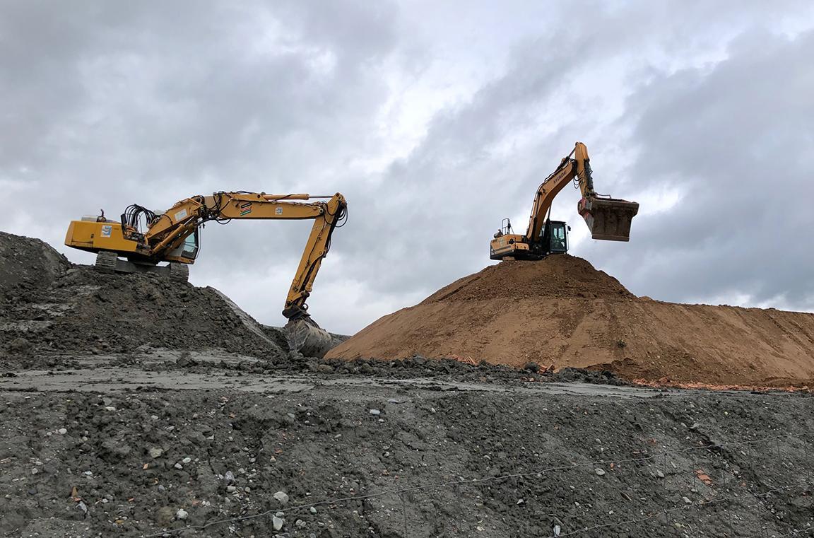 Zwei Bagger bei der Arbeit auf der Deponie Schwanental.
