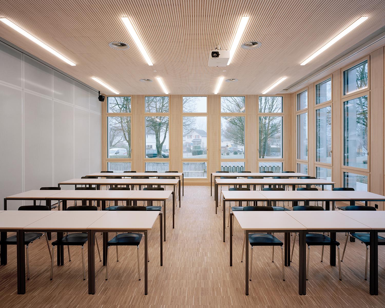 Möbliertes Klassenzimmer mit deckenhohen Fenster..