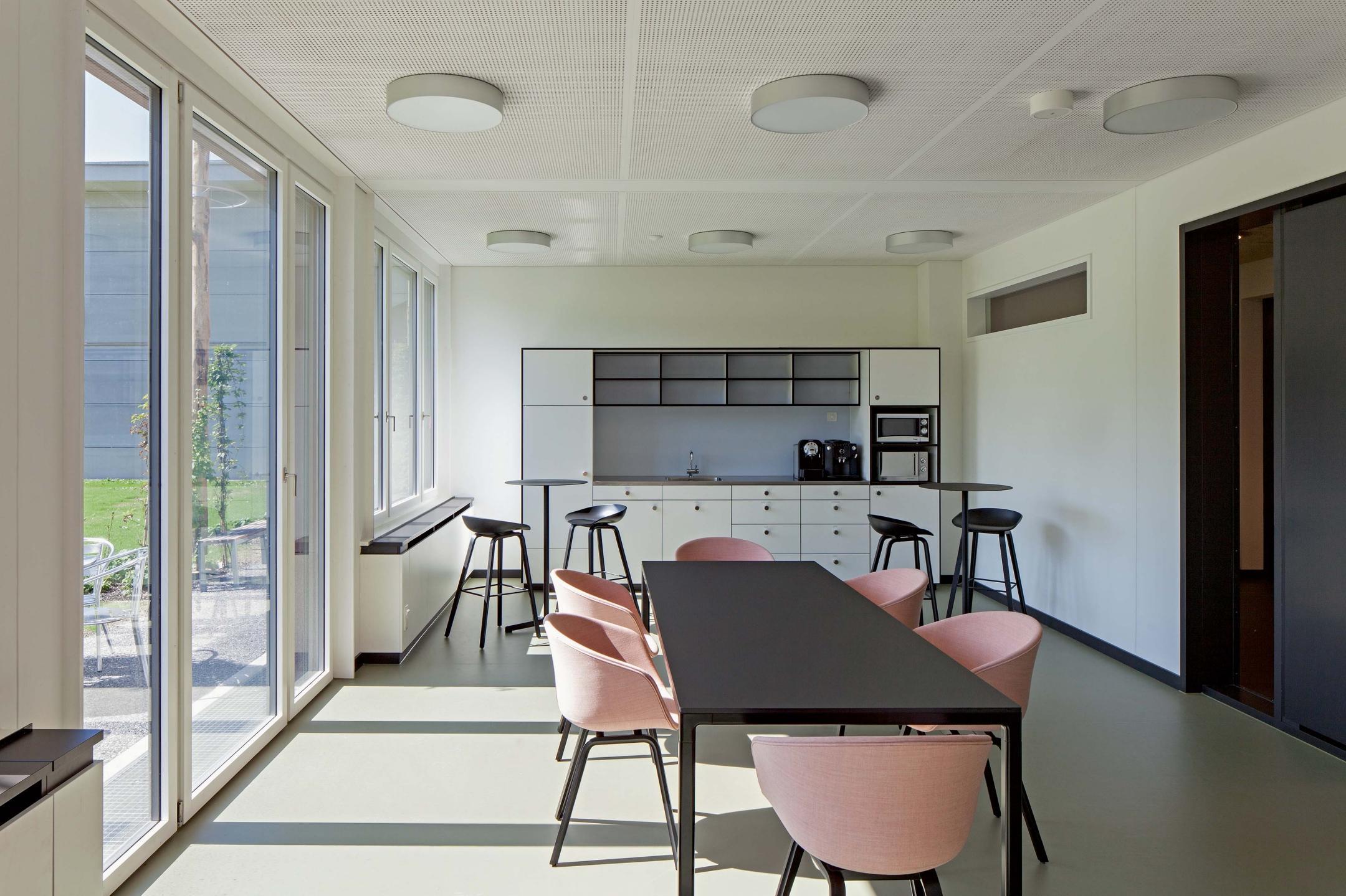 Pausenzimmer mit Küche und Zugang zur Terrasse im Aussenbereich.