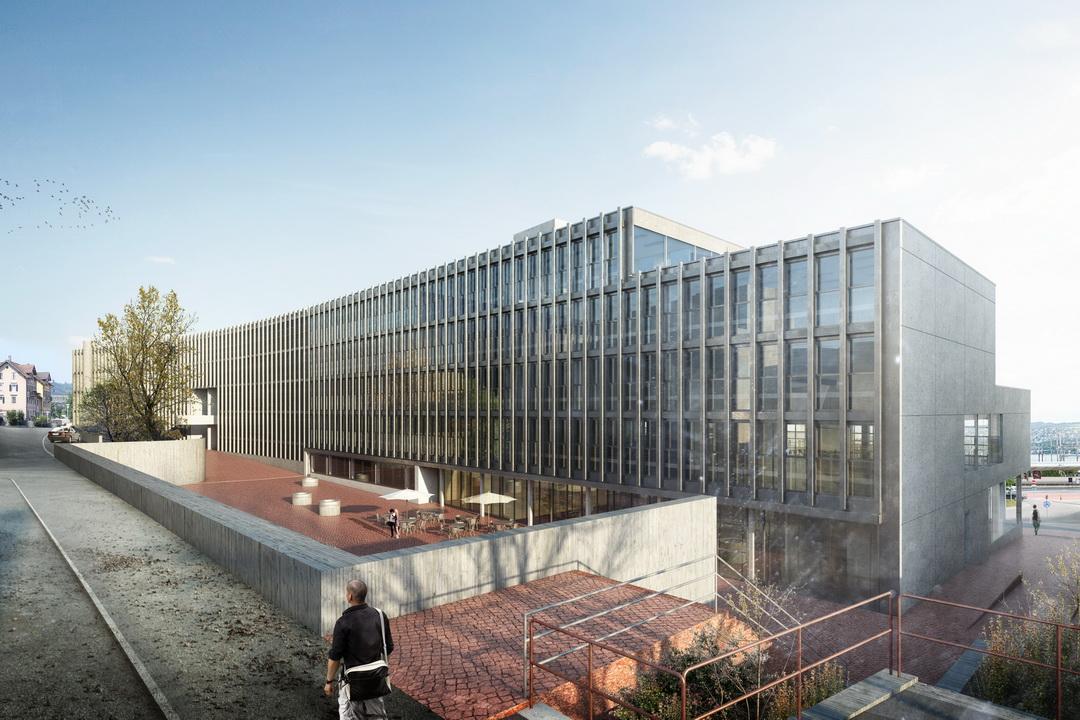 Aussenansicht an das Gebäude mit grossen Glasflächen. Vor dem Gebäude sieht man die Terrasse mit Sonnenschirmen und Sitzgelegenheiten. Im Vordergrund des Bildes ist der Treppenabgang zum Gebäude.