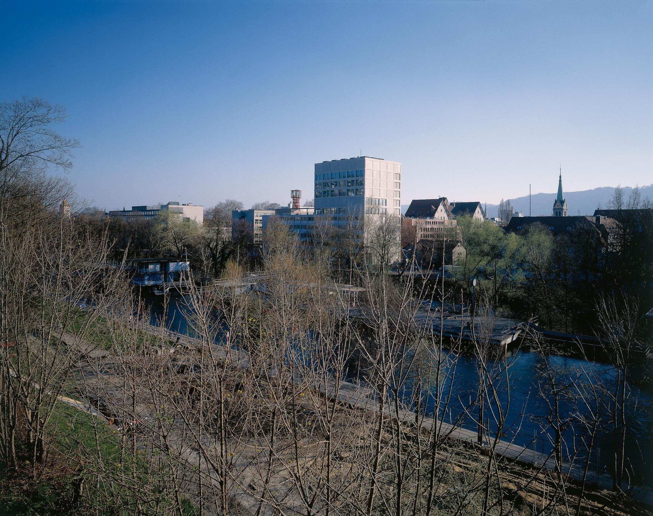 Stadtsilhouette über einen Fluss.
