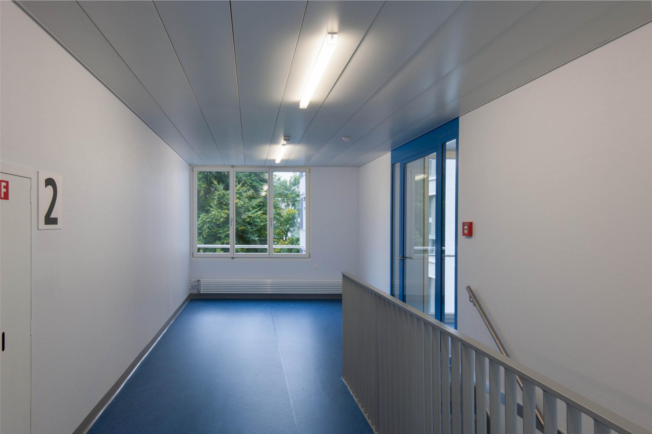 Korridor mit Treppenabgang.