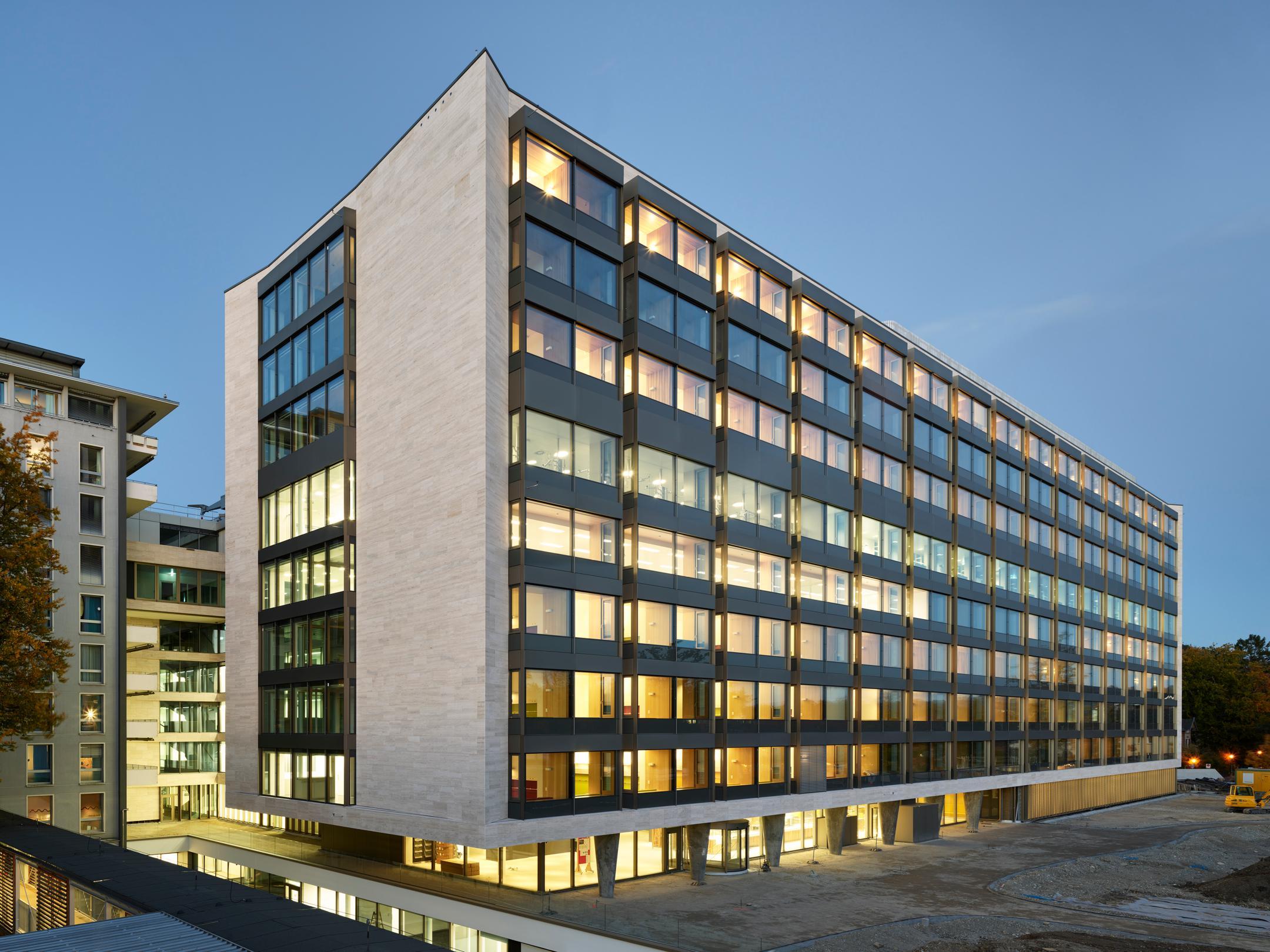 Aussenansicht des Spitalbaus am Abend