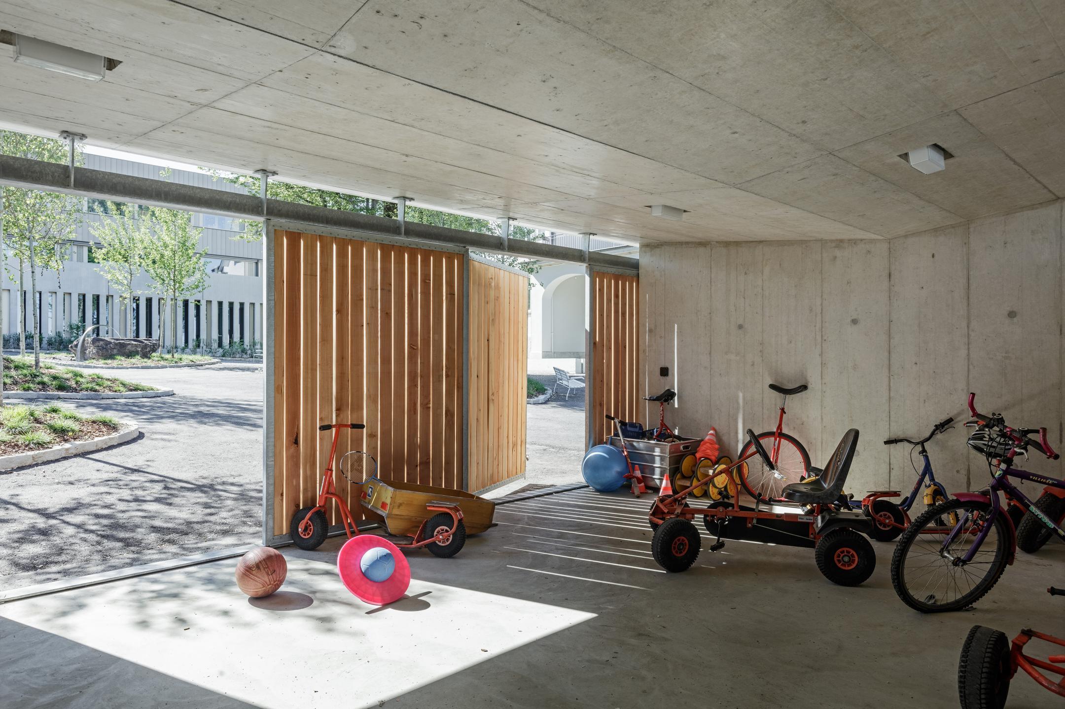 Garage mit offenem Tor. In der Garage stehen Kinderfahrräder.