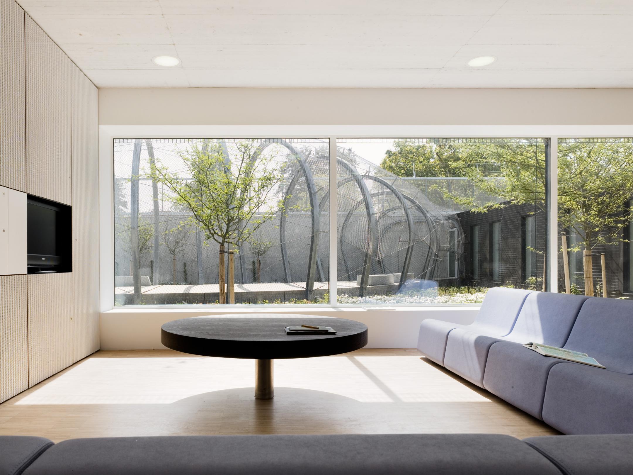 Sitzgelegenheit im Innenraum. durch das Fenster sieht man den Innenhof.