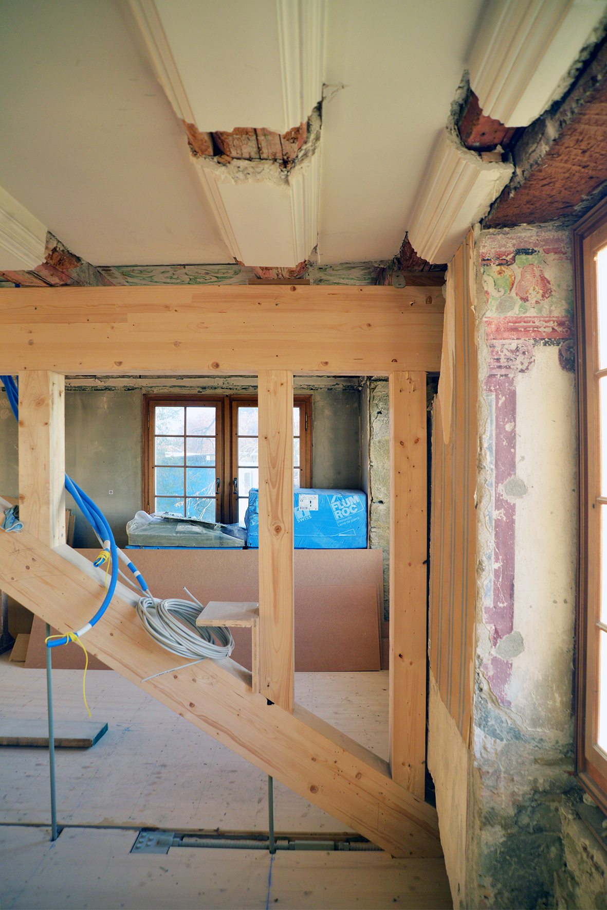 Baustellenfoto mit neu erstelltem Sprengwerk und freigelegten Wandmalereien.