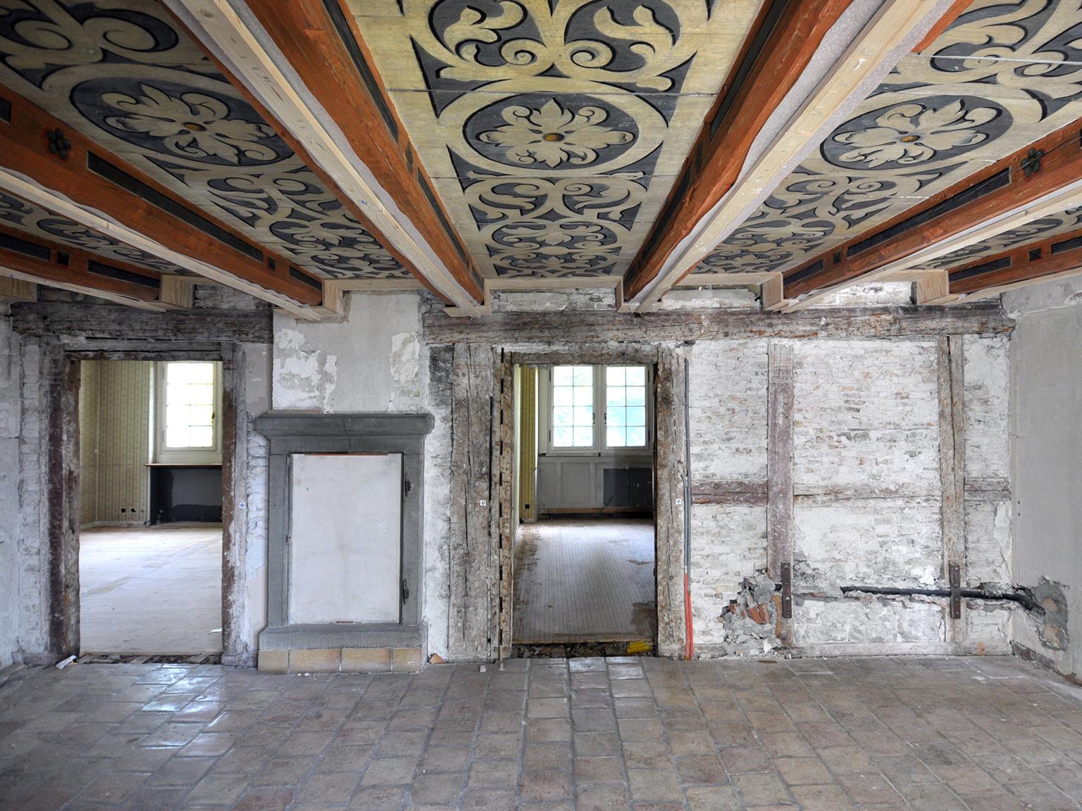 Freigelegte Deckenmalereien aus dem Jahr 1963 im Vorraum im 1. Obergeschoss