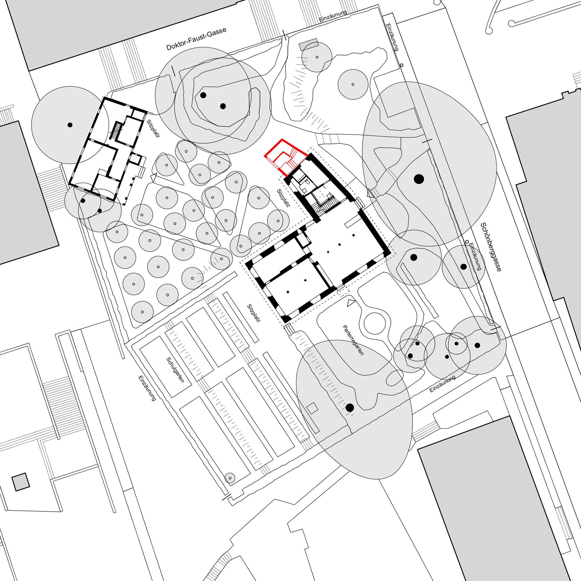 Situationsplan mit dem Gebäude und dem Garten. Das neue Fluchttreppenhaus ist rot eingezeichent.