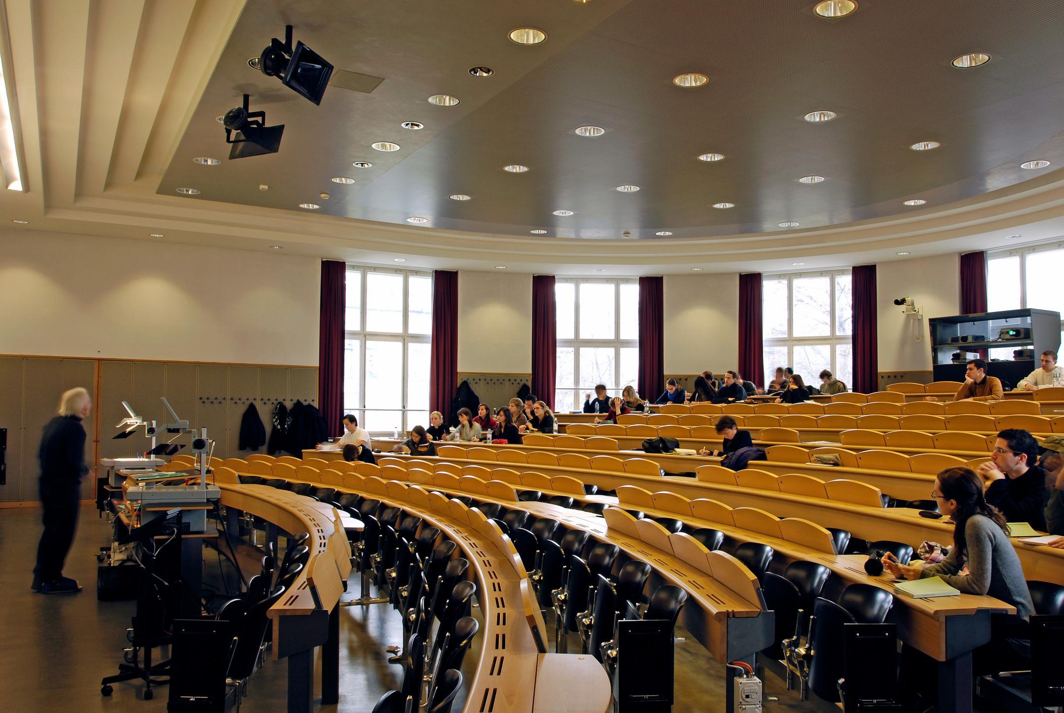 Schlecht besuchter Hörsaal. 