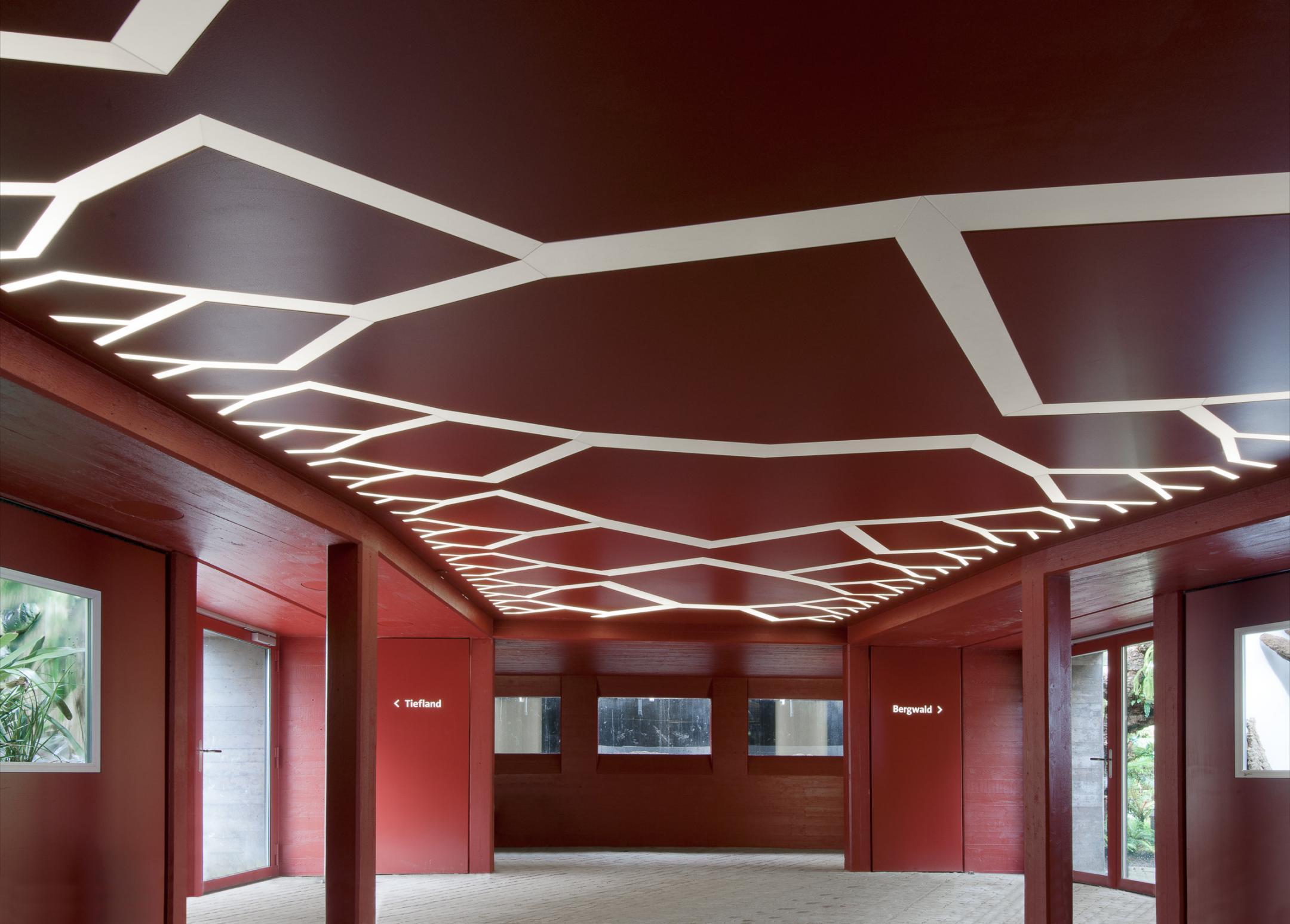 Innenraum mit roten Wänden und roter Decke. die Decke ist durch weisse, verzweigte Striche verziert.