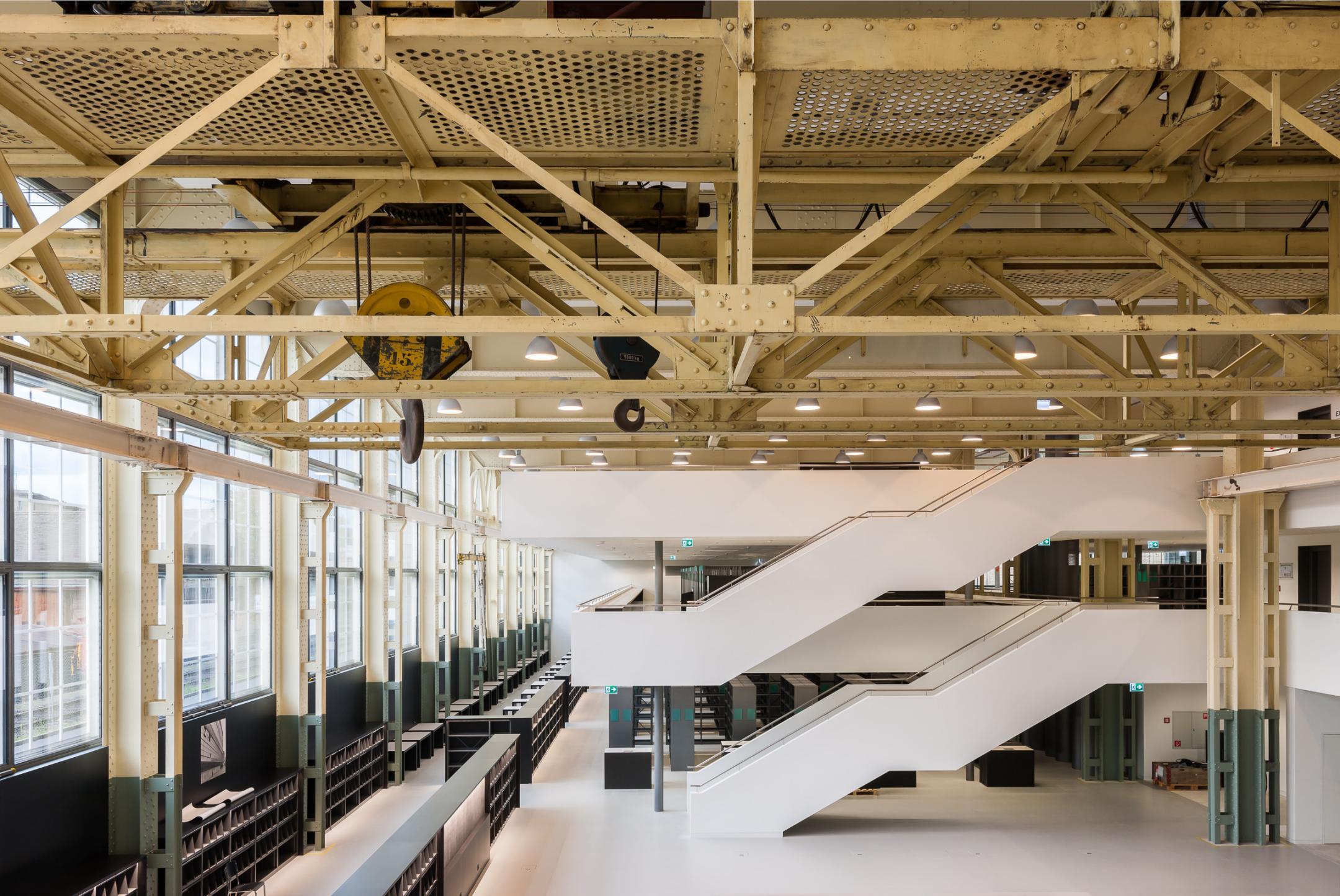 Innenraum mit auffallender Treppensituation.