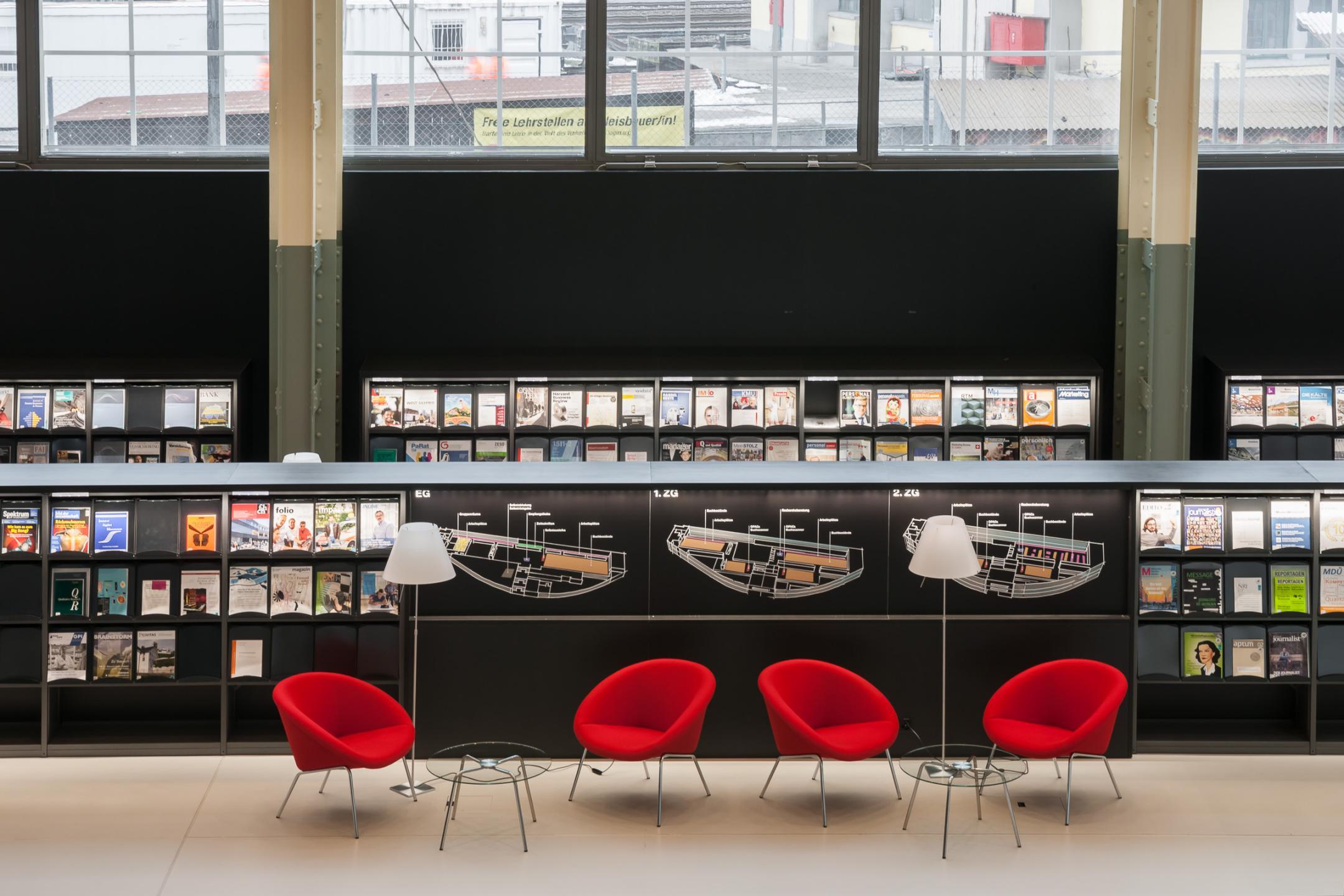 Sitzgelegenheit vor Bücherregalen.